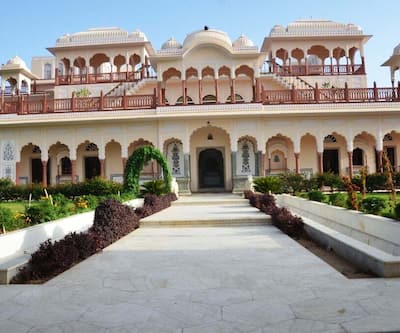 https://imgcld.yatra.com/ytimages/image/upload/t_hotel_yatra_city_desktop/v1440676993/Domestic Hotels/Hotels_Jaipur/Shahpura Haveli/Exterior_2_copy.jpg